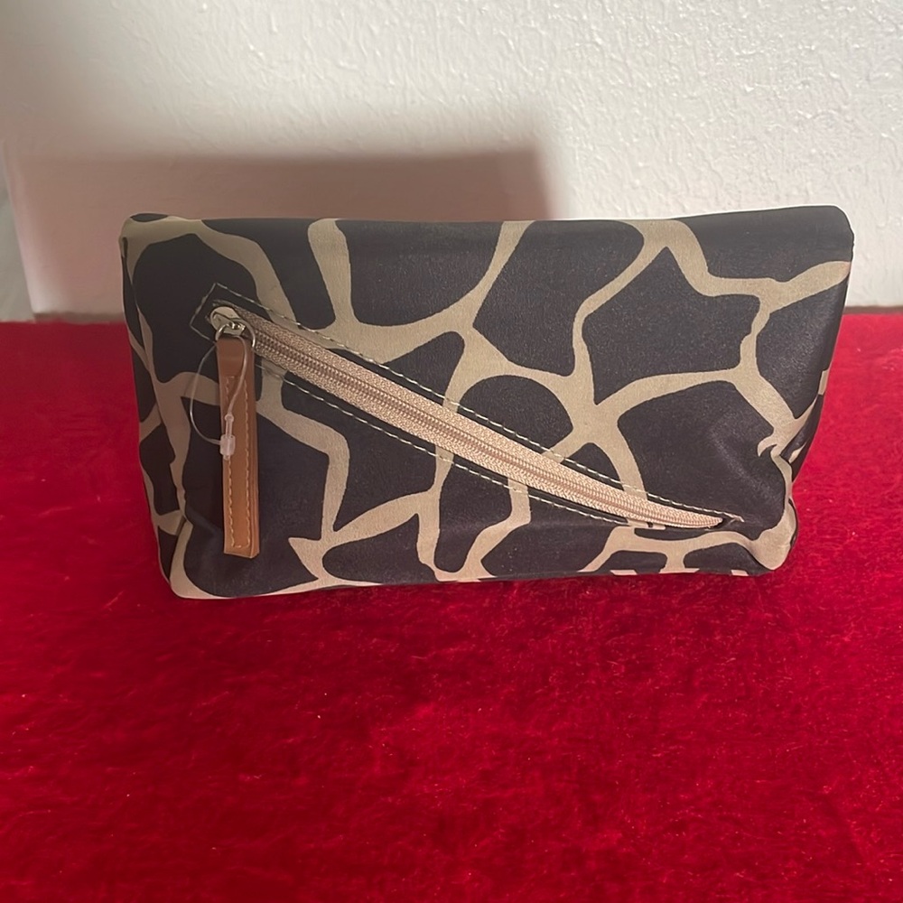 Fashion Fair Giraffe Pattern Medium Cosmetic Bag-Front Slant Zipper Closure